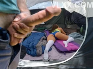 Cô dâu chú rễ tranh thủ trước giờ làm lễ