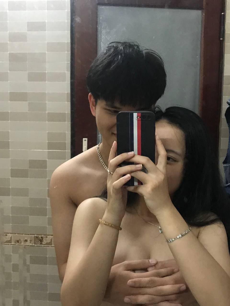 Massage gái xinh bằng chất... kích dục